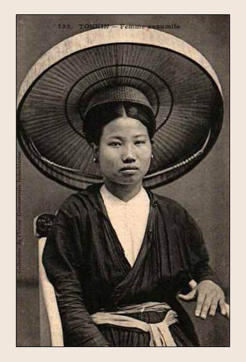 Phụ nữ Việt Nam đầu thế kỷ 20 đội nón quai thao, mặc áo tứ thân.